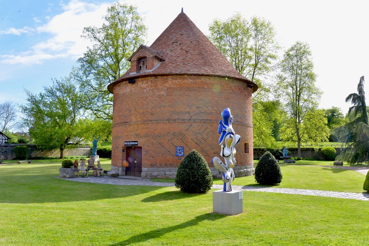 VASCOEUIL-Colombier-et-sculpture-de-CAPRON---Lucienne----ACVM