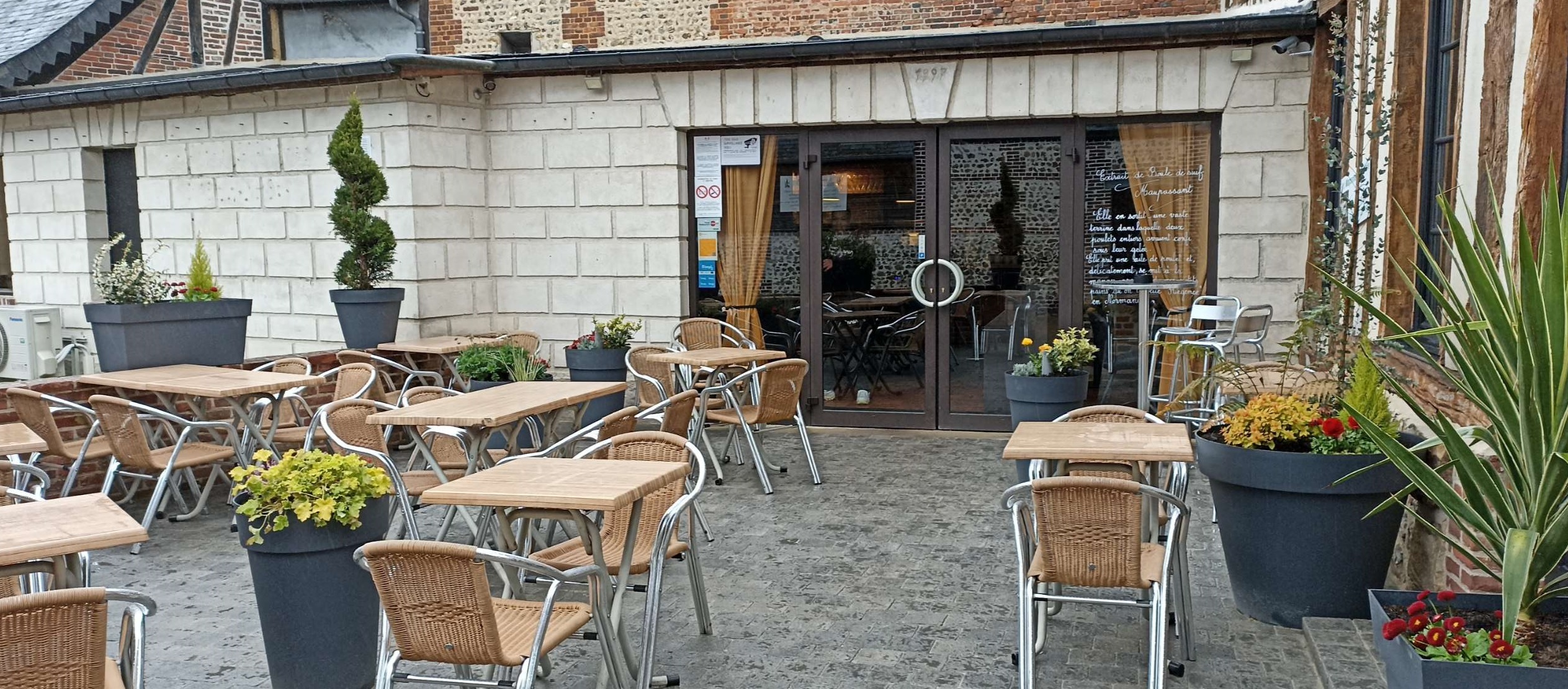 terrasse-chez-Ch-Rystophe---Copyright-Anema