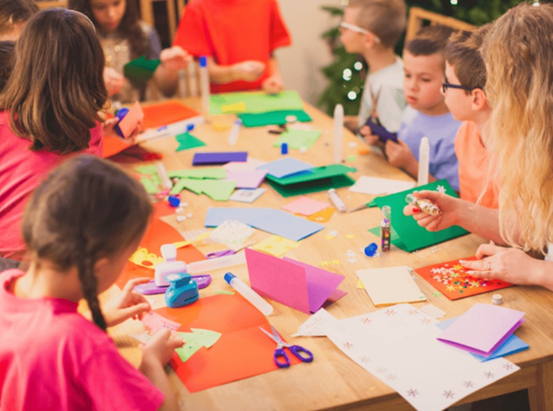 Atelier enfant : décorer une couronne de Noël en papier 