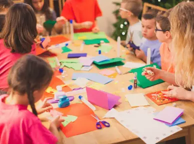 Atelier enfant : décorer une couronne de Noël en papier 