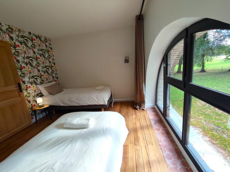 G4149-02a05ec61abb4bd480892fbd492f4195