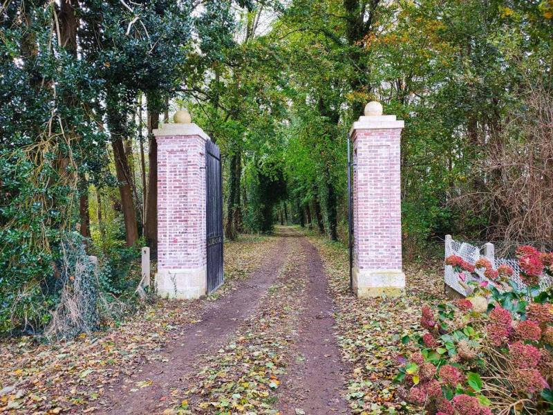 G4149-d9f2d9800da842fcb8e3b7940212ac19