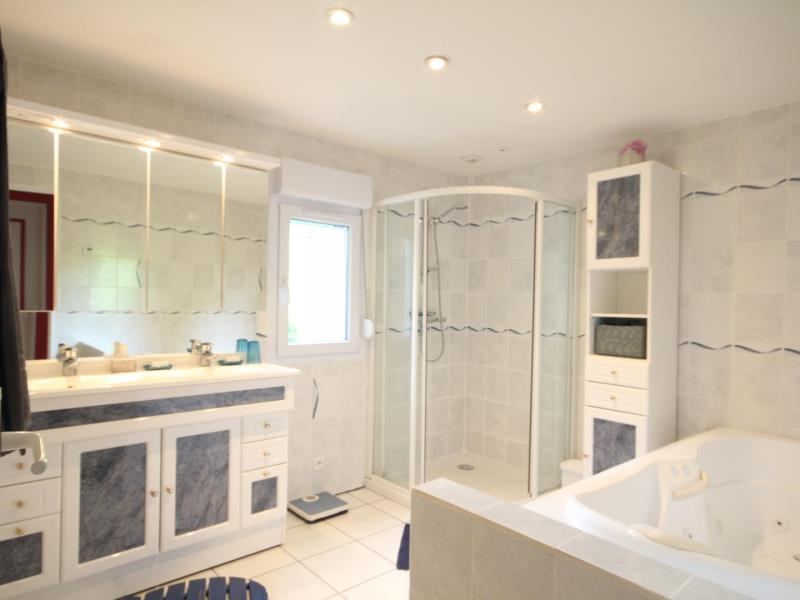 G4124-d71c93bd7c524456b69669752f91d9f0