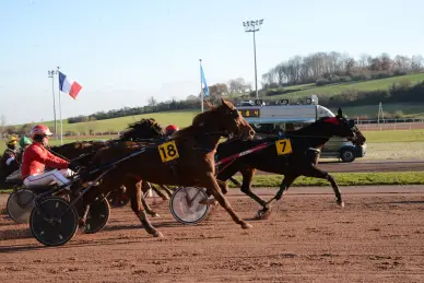 Courses hippiques à l'hippodrome de Mauquenchy