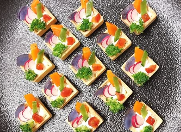 Petits fours géométriques colorés et healthy.