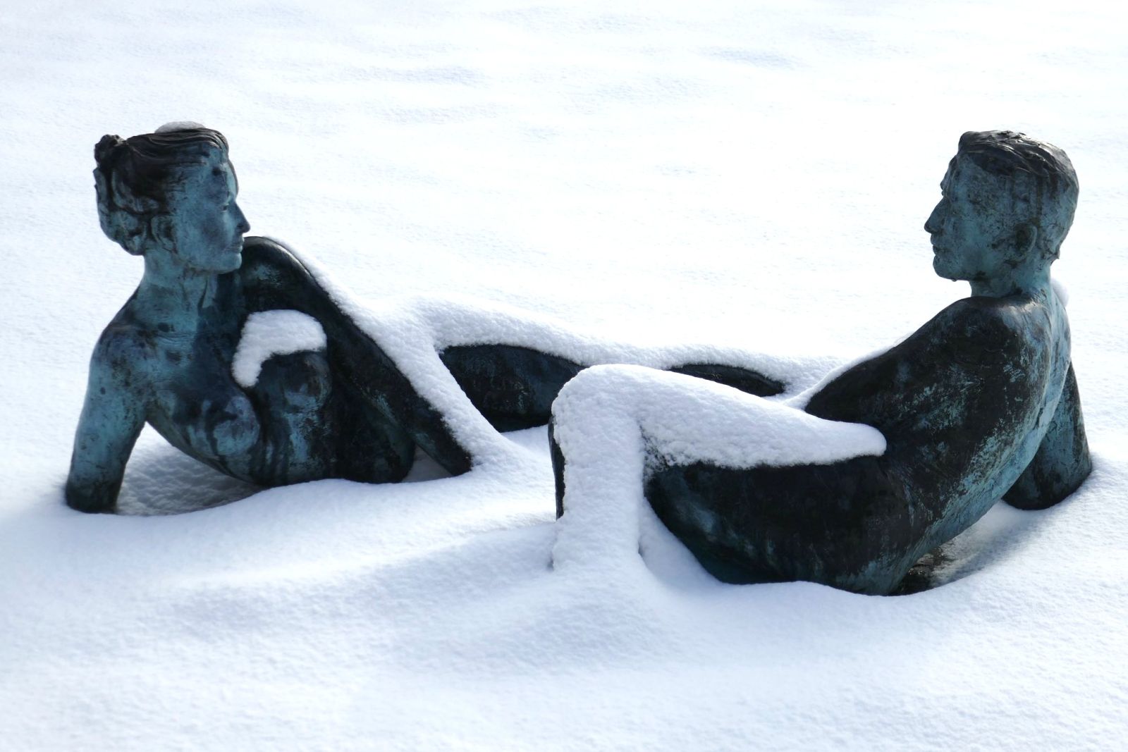 sculpture de couple sous la neige